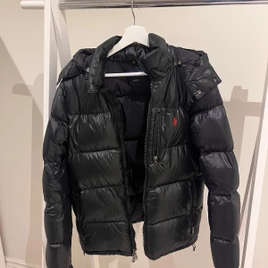 Svart  Ralph lauren jacka. - En svart Ralph Lauren jacka. Dunjacka i bra skick. Storlek S. Herr storlek.Ordinarie pris 6000kr. 