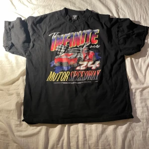 T-shirt med tryck - T-shirten är i helt okej skick då trycket är  ganska slitet och sprucket. Tröjan är box cut och sitter fint.