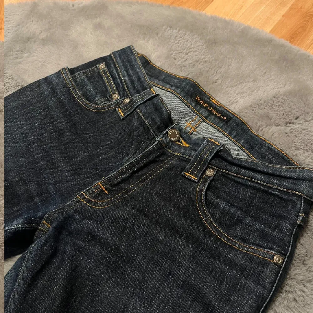 Säljer dessa stilrena mörka nudie jeans för endast 450, då de inte passar. 26/32. Inga defekter i princip nya. Kan även gå ned i pris vid snabb affär. Jeans & Byxor.