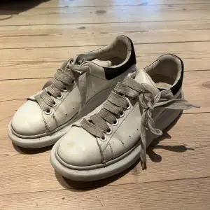 Alexander Mqueen Sneakers - slitna, därav det billiga priset 🤍  Köptes 2021 på Vestiare- verifierade ✅