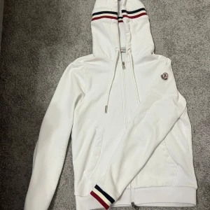 Moncler kofta - Hej, säljer denna fina moncler kofta som är i mycket gott skick då den inte har använts så mycket. Den är i storlek S och NFC fungerar.   Hör av dig vid minsta tanke eller fundering!
