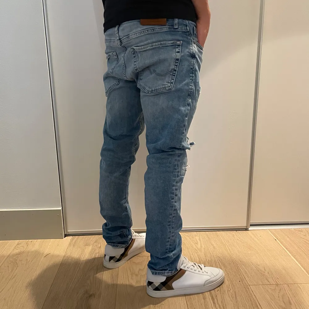 Hej! Vi säljer nu ett par extremt stilrena Jack N Jones Jeans | Strl: 30/32 Skick: 9/10 Retail: ca 1000kr | För ytterligare frågor är det bara att skriva 🌴. Jeans & Byxor.