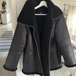 Bikerjacka  - Då denna tyvärr inte kommer till användning säljer jag den vidare, en lång och varm härlig bikerjacka med teddy på hela insidan vilket gör att den håller värmen. Fickor och en dragkedja som du kan dra upp hela vägen vid kragen. Den är som ny!