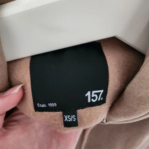 Säljer en tröja - Säljer den här tröjan så som jag inte tar på mig den. Hade köpt den från lager 157, trodde jag skulle ta på mig den men det var inte så. Den är helt ny. Har jätteskön material och är bekväm.