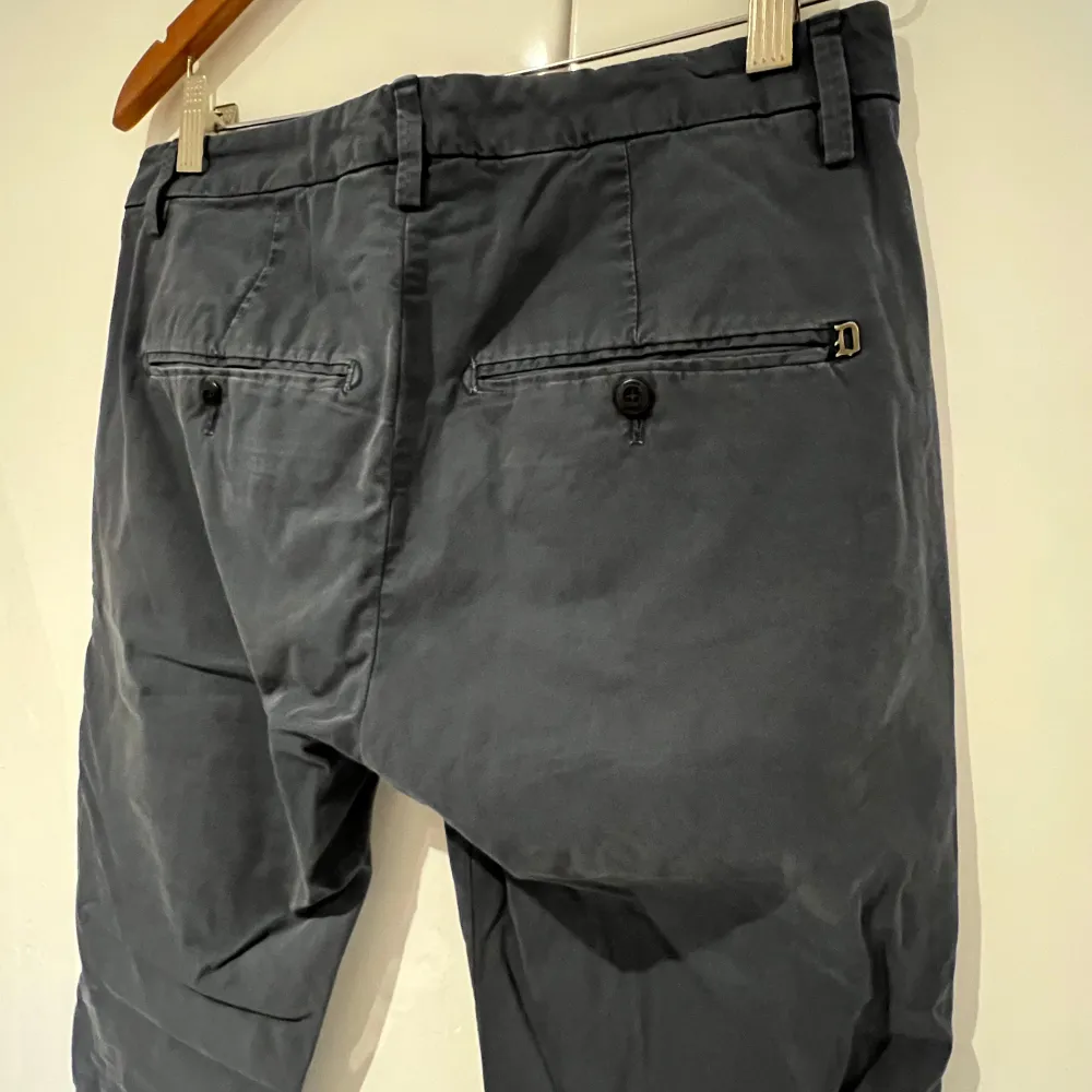 Chinos från Dondup i marinblå färg stolen 29. Jeans & Byxor.