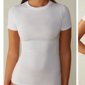 Intimissimi T-shirt  - Vit t-shirt från Intimissimi, den liten har en deo fläck som man kan se på de två sista bildens men fläcken syns knappt!💗