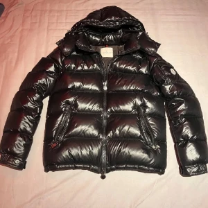 Säljer min moncler jacka  - Säljer min moncler jacka då den inte kommer till användning mer. Den är i fint skick