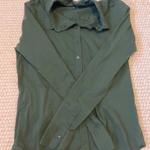 Grön skjorta - Grön skjorta från marie lund!  Bra skick, skriv för fler frågor🤍