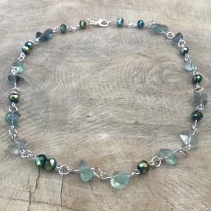 Halsband  - Kristall halsband av flourit och facetterade glaspärlor 