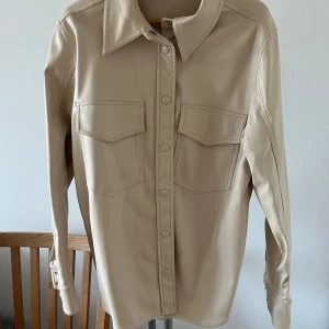 Beige skinnjacka - Beige skinnjacka från Carin Wester! Fint skick. Pris diskuterbart ❤️💕