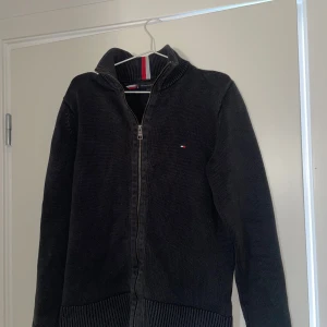 Tommy hilfiger zip - Hej säljer denna sjukt sköna och stiliga zip tröja från Tommy hilfiger storlek large passar perfekt nu till hösten/vintern 