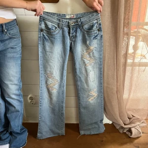 Lågmidjade jeans - Midjemått(rätt över): 37 cm Innerbenslängd: 79 cm  (För små, där av inga bilder på)  Skriv om ni har några frågor💗//Perfectjeans