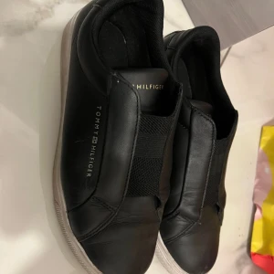 Tommy hilfiger sneakers - Jättefina sneakers i storlek 36/37 som tyvärr inte passar mig längre.