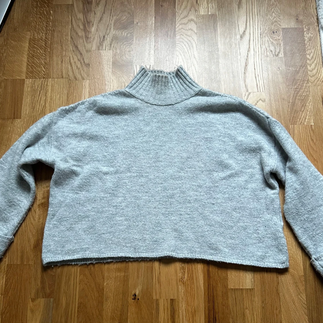 Grå stickad tröja  - 90