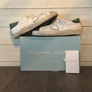 Philippe Model PRSX Gröna  - Feta upprustade Philippe model skor🤠Org kartong finns och lapp finns kvar ✅ Storlek 43 😋 Tveka inte att höra av er vid frågor !    