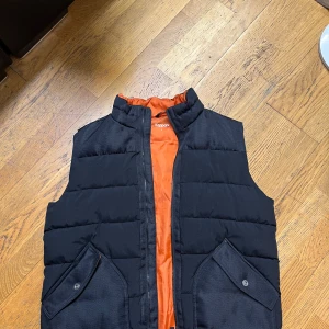 Vinter Väst. - Säljer min väst som jag köpte från Kappahl för 599 kronor och använd 1 gång när jag skulle testa den bara. Råkade ta sönder taggen. Den är tjock och extremt skön och passar bra nu till hösten innan snön kommer. Helt ny