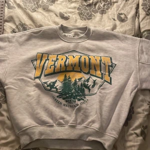 Lång-ärmad croppad hoddie utan luva - Använd 1-2 gånger, varm inuti och ganska så mjuk.