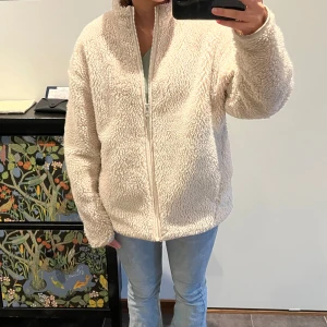 Teddyjacka - Varm och skön Teddy jacka från weekday som passar bra till hösten, inga defekter 😁