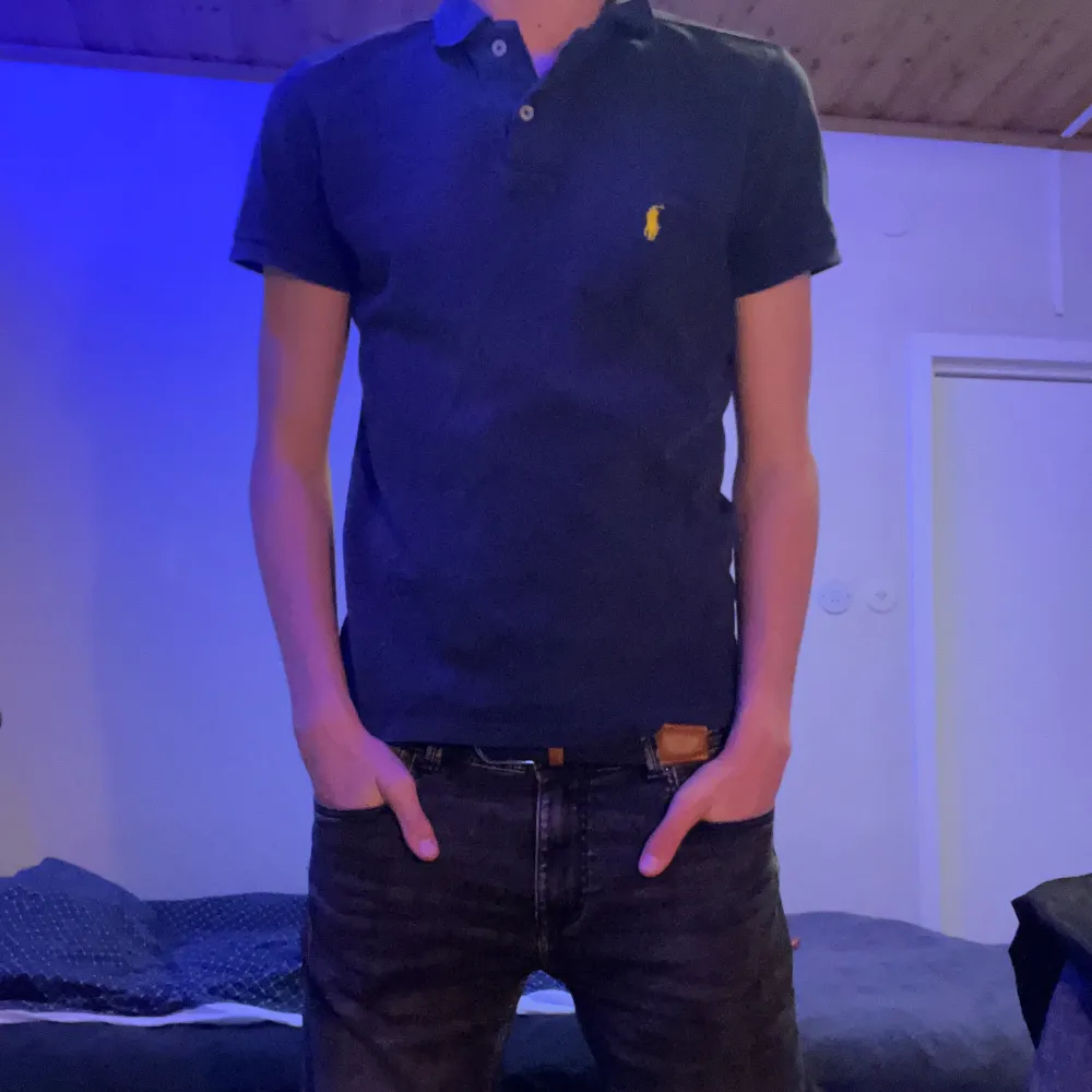 Storlek S och modellen på bilden är 184cm lång, 8/10 i skick då den är använd flera gånger, Tar gärna prisförslag . T-shirts.