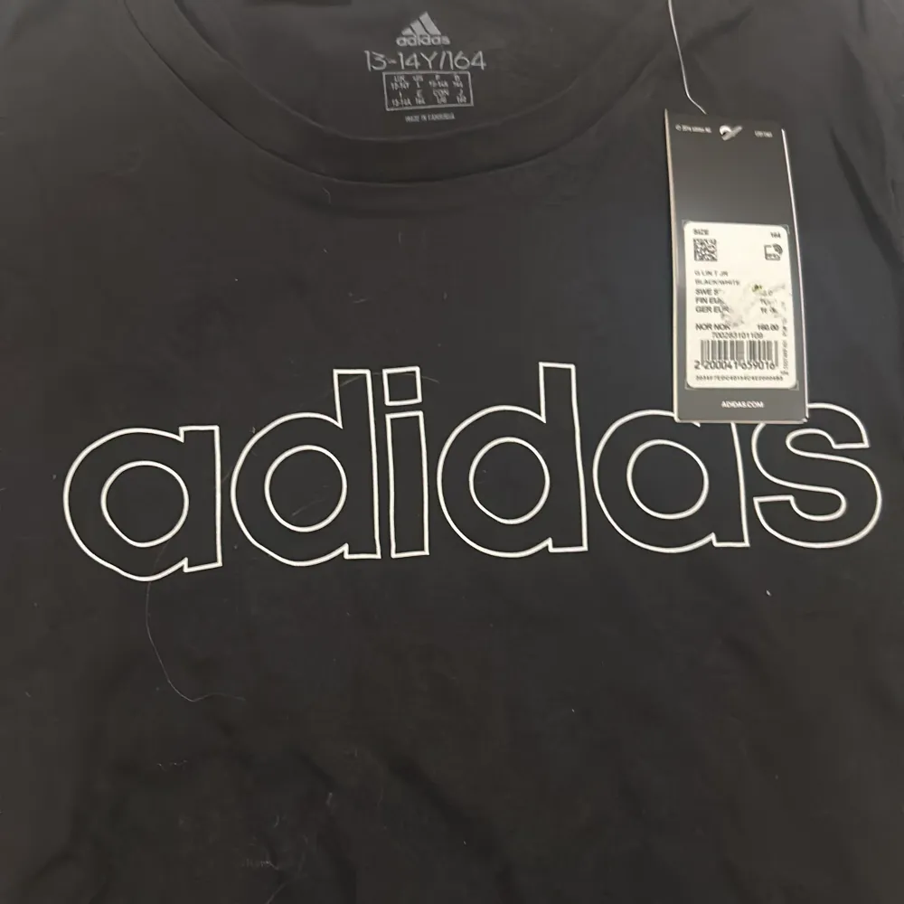 Helt ny (inte ens testad) adidas t-shirt🥰 pris lappen lite skadad då jag fick den i present men ny pris är 160 kroner🥰. Toppar.