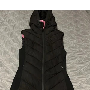 Zara väst - Säljer denna väst från zara som var populär under ett tag, jackan är i stl Xs, och är i väldigt bra skick. Pris kan diskuteras, kom privat för fler bilder 