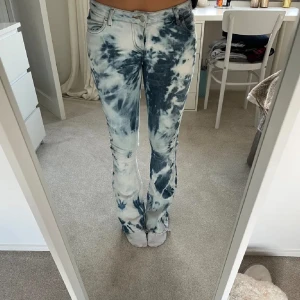 tie dye jeans - från miss sixty köpte på plick passar mig som är ca 165