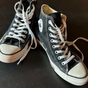 Höga svarta Converse  - Stl 40. Svarta Converse i bra skick, inget trasigt.