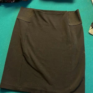 Svart medium kjol  - Svart jätte fin kjol i storlek m från vero Moda 