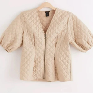 Kortärmad jacka - Supersnygg jacka i fint skick, köpt på Lindex💕