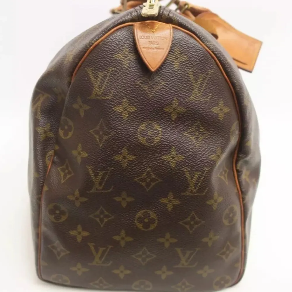 Den ultimata åkpåsen från Louis Vuitton i modellen Keepall 45. Lämplig för en weekendresa eller som handbagage på ett flygplan. Keepall ger en touch av lyx och stil till alla kläder. Accepteras som handbagage hos de flesta flygbolag!. Väskor.