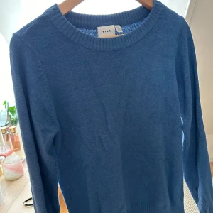 Blå stickad tröja! - Blå stickad tröja från VILA. Aldrig använd. Skriv för fler bilder❣️
