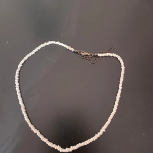 Halsband - Pärlhalsband från shein💕 vet inte vad det är för material men tyvärr så har kedjan rostat i änderna men färgar ej av sig💕 som längst 45 cm och kortast 38 cm