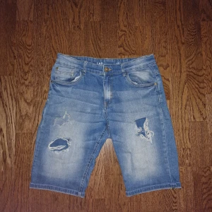 Ripped Jeans Shorts för Pojkar - Rensar min garderob så säljer mina Ripped Jeans Shorts. De är I storlek 170 och borde passa pojkar från ålder 14-16. Släpper dessa för 99:-