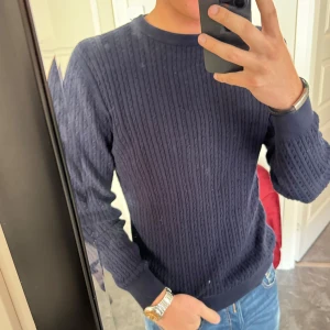 Selected homme  crewneck - Stilig crewneck ifrån slected homme, tröjan är näst intill nyskick! Passar perfekt nu till vår och vinter! Hör av er för frågor!