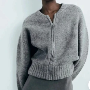 Zara tröja - Säljer denna stickade tröja från zara då den inte kommer till användning längre, använd fåtal gånger och i fint skick