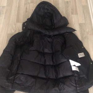 Polo Ralph lauren jacka - Bil sälja min jacka eftersom den har blivit liten o vill testa nya jackor. Finns ett litet problem men funkar perfekt man kan knäppa den med den andra. Storlek på jackan är Xs. Passar både tjejer o killar👍🏽