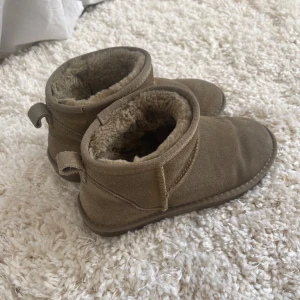 Uggs liknande skor - Säljer dessa skor då jag fick dem och det visade sig att de var för små för mig.  Använda två gånger så de är fortfarande i bra skick!💕