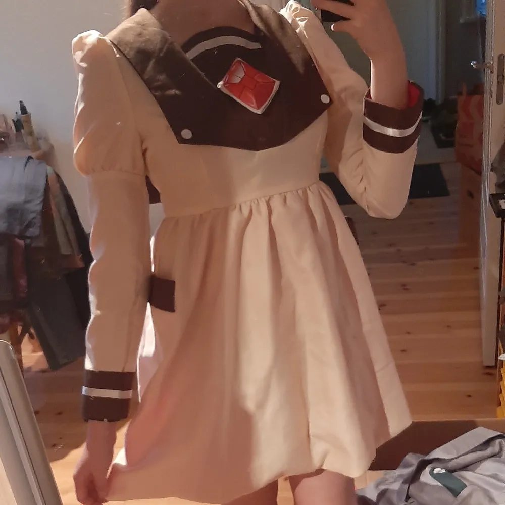 Cosplay fån animen Toilet-bound Hanako-Kun som inte kommer till användning då den har blivit lite för liten💕 Klänning och liten röd detalj medföljer❣ Klänningen har en dragkedja ibak. Bara att höra av sig vid intresse🌸💞. Klänningar.