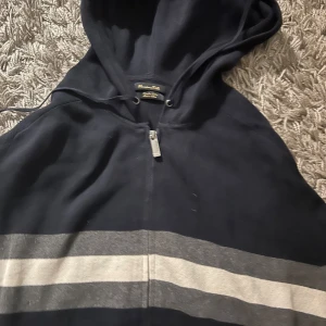 Massimo dutti hoodie - Massimo dutti hoodie knappt använd 