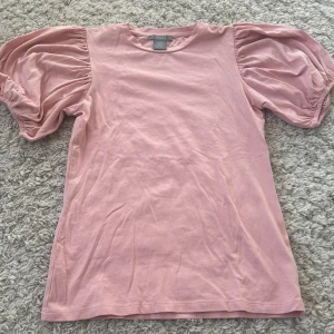 Blus med puff armar💗 - Säljer då den ej kommer till andvändning🤗 jätte fint skick och jätte fin blus med puff armar skriv för gråter eller bilder💗