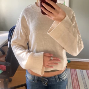 Vit tjocktröja  - Jätte mysig tröja från hm i storlek xxs men passar även xs och s, säljer pga att den ej kommer till användning för att jag har många liknande tröjor💞