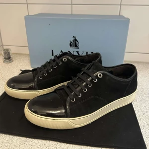 Lanvins nyskick!  - Lanvins i nyskick! Skorna är i st uk 11 som motsvarar 45, allt og medföljer men lite vattenskad box. Vid minsta fundering bara hör av dig 📩