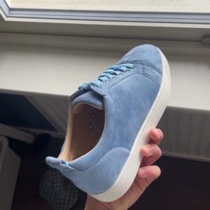 Blå sneakers från Christian Louboutin - Säljer åt en kompis, hör av er vid seriöst köp