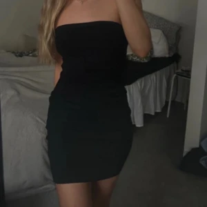 Svart miniklänning från Bikbok - Svart miniklänning. Jag brukar vika in banden å den håller sig uppe. Superskön och riktigt nice passform. Mjuk och relativt tunn
