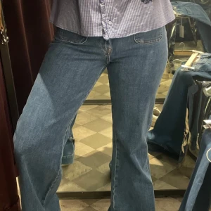 Blå bootcut jeans - Säljer dessa superfina jeans från & other stories. Använda 1 gång och är som nya. De är bootcut med fickor framtill och bak till . Köpte för 1000 kr men säljer för 600