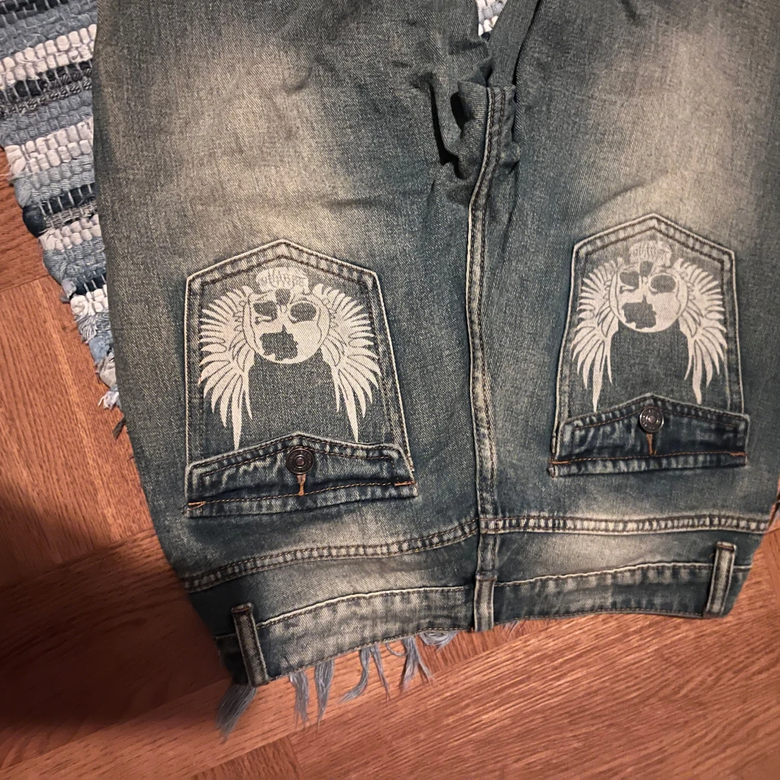 Jeans med dödskalletryck - 1