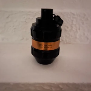Spicebomb från Viktor & Rolf - Säljer en flaska av den ikoniska herrparfymen Spicebomb från Viktor & Rolf. Flaskan har en unik design som liknar en granat, med en svart och orange färgkombination. Perfekt för den som vill ha en kryddig och intensiv doftupplevelse. 90 mil men det är typ 70 kvar box finns kvar