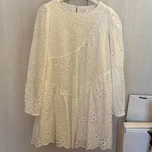 Söt Zara klänning🎀🎀 - Super söt klänning från Zara🩷 Använd fåtal gånger och superbra skick! För liten så passformen ser lite konstig ut, skriv för fler bilder!!💐🩷