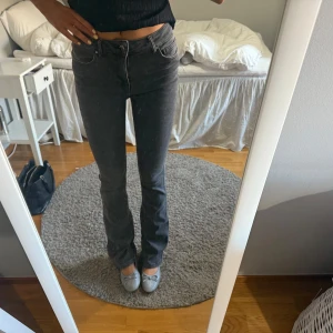 Svarta bootcut jeans - Snygga svarta bootcut jeans med hög midja🖤🤍 strl 26/34, jag är ca 1.70cm.