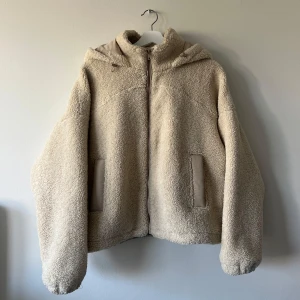 Beige Teddy jacka  - Säljer denna populära teddyjackan som är perfekt nu till våren då den är lagom tunn! Den har oversized fit och passar därför xs/s 🫶 den har även spännen i midjan! 